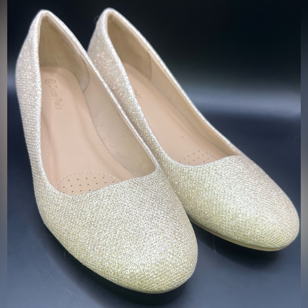 Dream Pairs-Gold Metallic wedge, Size:11, small chip on side‎ crease of shoe
